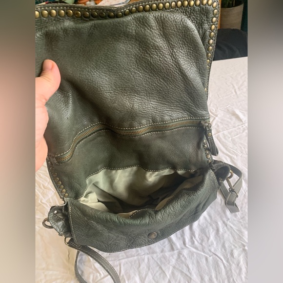 Beautiful Soft Italian leather crossbody bag! 11 1/2 x 9 x 3 - Picture 2 of 7